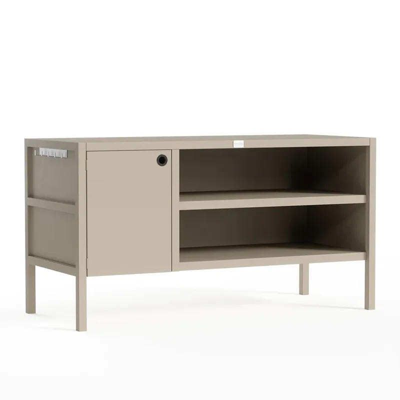 Kaksikerroksinen ulkokeittiön kaappi ovella